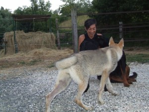 Laura Rossin gioca con i cani